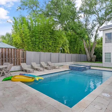 The Blue Door Cottage - 4310 Fourth Street